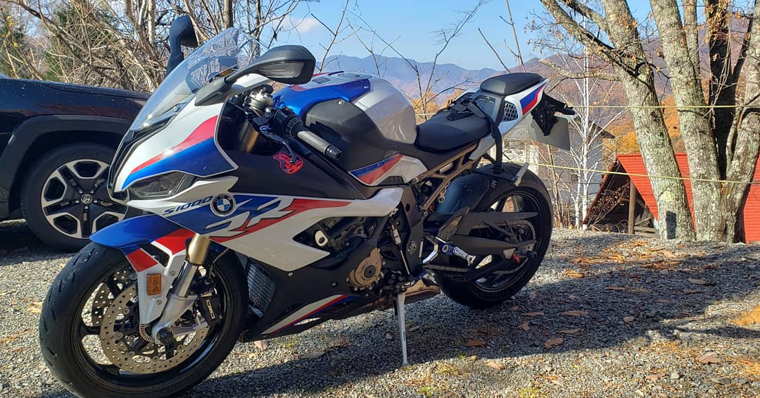 PPichann's tweet photo. Go to キャンペーンで長野まで。
現地では上司と合流、
S1000RR!!!かっこよすぎる、、、
ダブルトリコロールカラー��ツーリング

#cbr1000rr 
#s1000rr
#gotoキャンペーン 
#カントリーロッジ木の実 
#トリコロール 
#バイク好きと繋がりたい 
#バイクのある生活 https://t.co/uPRL3kFWK4