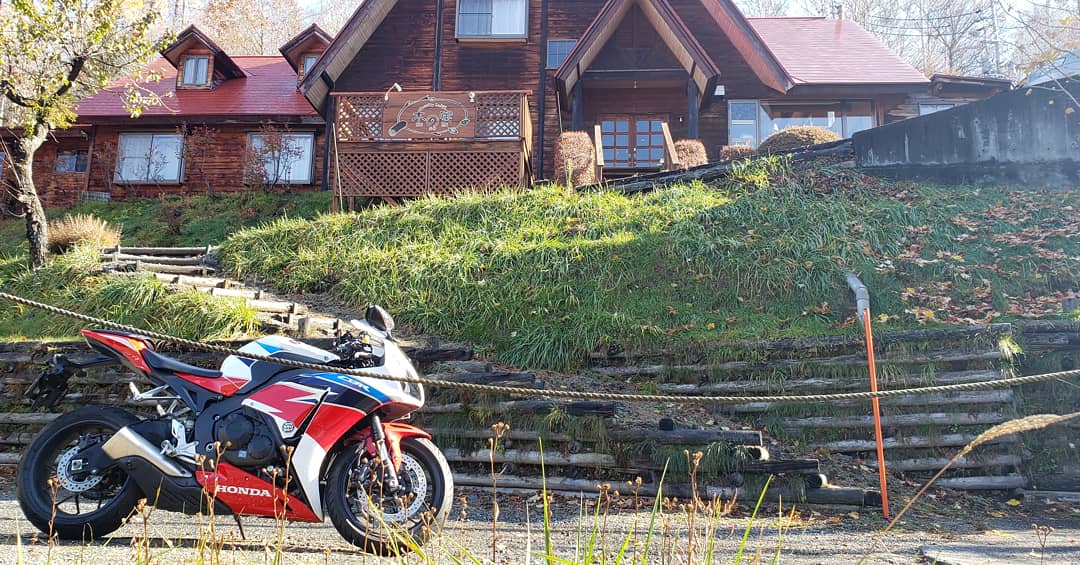 PPichann's tweet photo. Go to キャンペーンで長野まで。
現地では上司と合流、
S1000RR!!!かっこよすぎる、、、
ダブルトリコロールカラー��ツーリング

#cbr1000rr 
#s1000rr
#gotoキャンペーン 
#カントリーロッジ木の実 
#トリコロール 
#バイク好きと繋がりたい 
#バイクのある生活 https://t.co/uPRL3kFWK4
