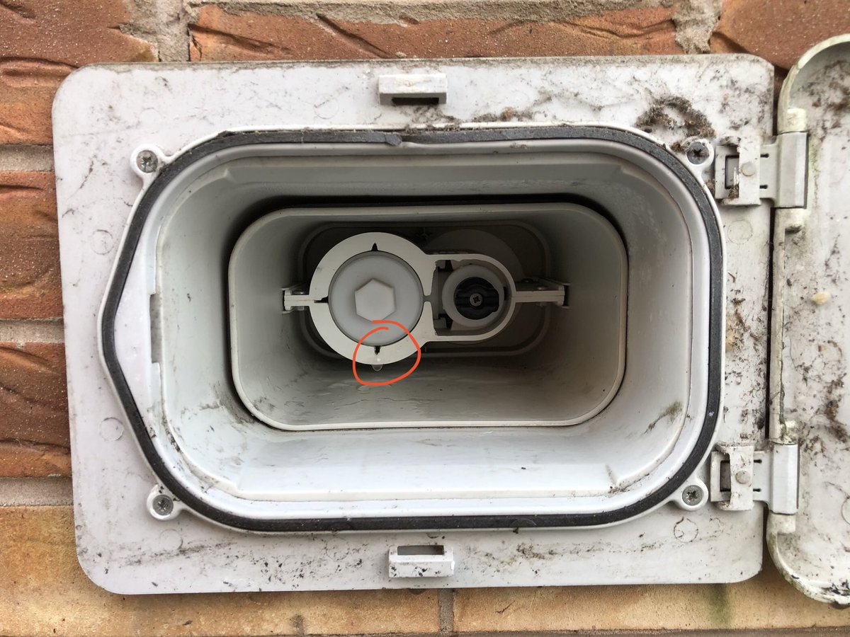 KevCawley's tweet image. Been outside slight leak on my water incomer, o ring is on its way out. PTFE tape and some glue #temporaryfix 👍🏻 need to find the correct size O ring now 🙈👍🏻 also turned off next doors water by accident in the street ha they are back on now 🙈😂👍🏻