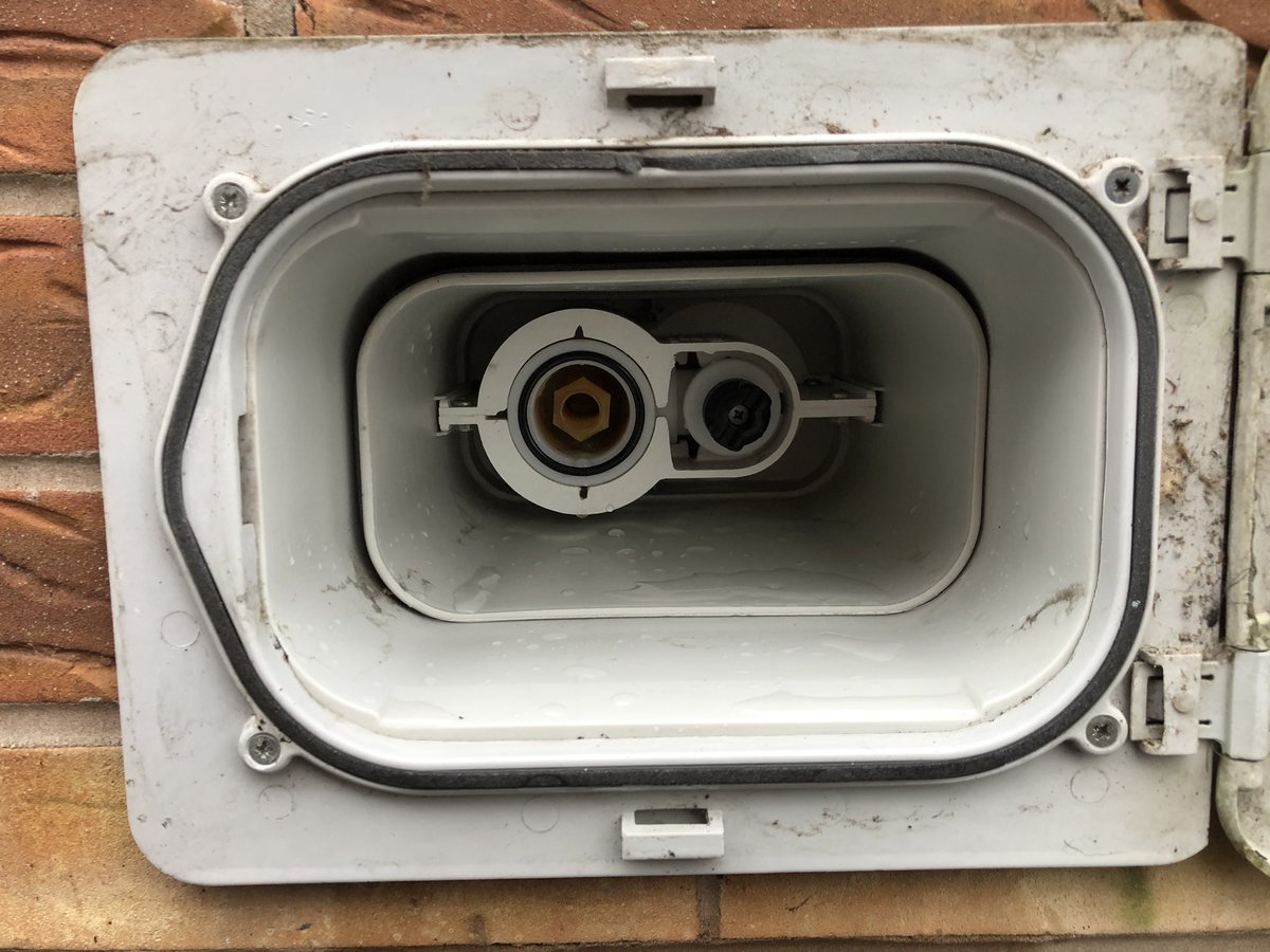 KevCawley's tweet image. Been outside slight leak on my water incomer, o ring is on its way out. PTFE tape and some glue #temporaryfix 👍🏻 need to find the correct size O ring now 🙈👍🏻 also turned off next doors water by accident in the street ha they are back on now 🙈😂👍🏻