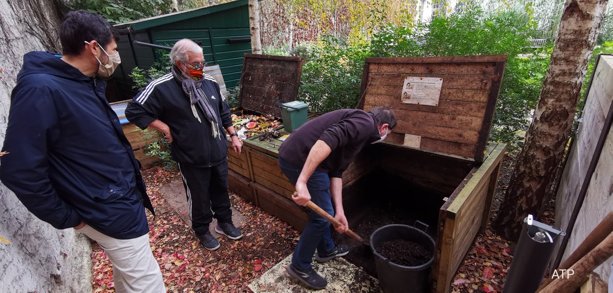 JardiniersDu4em's tweet photo. Récolte ce matin du compost
arrivé à maturation...
et dépôt dans le jardin ...
merci Jérôme Patrick référants
#compost et à Didier et Alain...
@compostezparis4
#compostons
#ParisCentre #Paris https://t.co/vD4VspDOWv