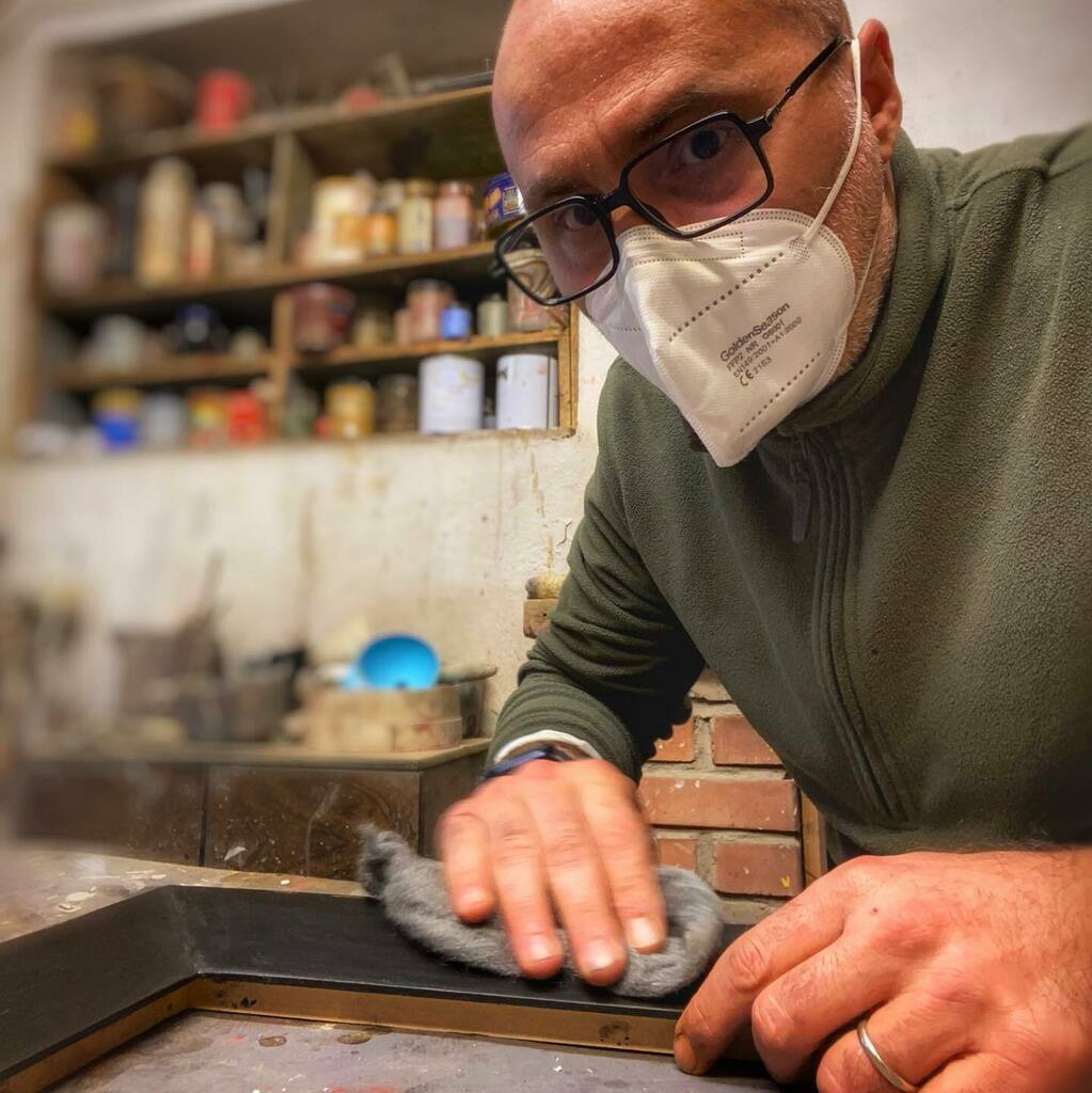 atelieronline's tweet photo. Alla mascherina eravamo già abituati 😩e l’usavamo anche in laboratorio Anche in questo lockdown siamo aperti per vendite online e consegne a domicilio. Teniamo duro💪🏻💪🏻#ateliercornici #cornicisumisura #calvenzano #treviglio #Crema https://t.co/t9hsnCKFQv https://t.co/Kr4KCVUdYB