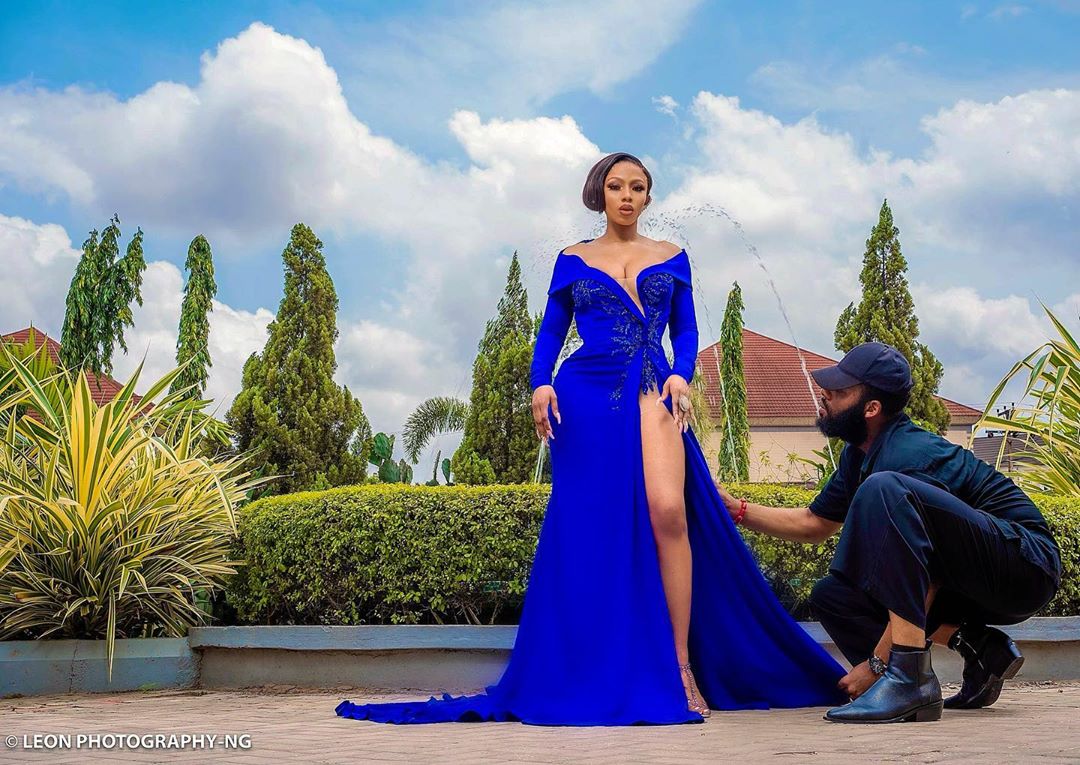 Ok, I'll be posting my favourite pictures of  @real_mercyeke ....Let's have fun with it. Quote this tweet with your favourite picture(s) of her with  #MyFavPicOfMercy I so love this particular picture, it screams ROYALTY! and the way Swanky had to bend to adjust her dress