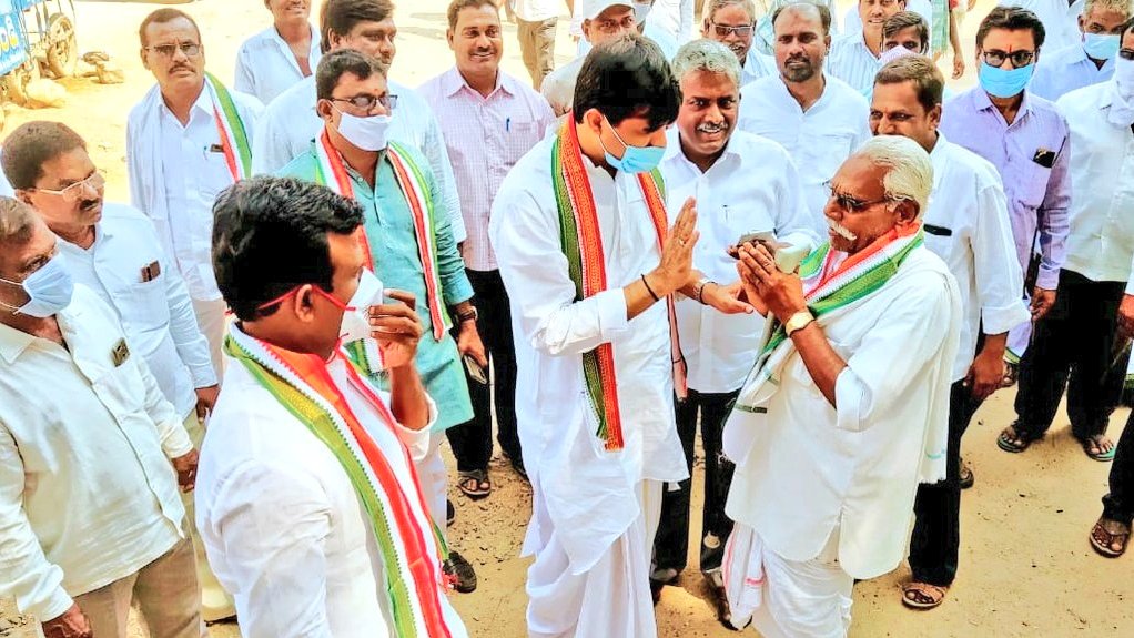 VamsiChandReddy's tweet photo. #Farmers of #Buthpur #Musapet #Addakul #CcKunta & #Devarakadra mandals of #Mahabubnagar extend their complete support to Shri @RahulGandhi ji in his fight against the anti-farmer policies of @BJP4India govt. Overwhelming responce to the #FarmersSignatureCampaign.
@kcvenugopalmp https://t.co/3fSBrqLgIu