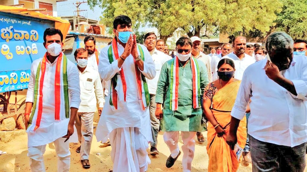 VamsiChandReddy's tweet photo. #Farmers of #Buthpur #Musapet #Addakul #CcKunta & #Devarakadra mandals of #Mahabubnagar extend their complete support to Shri @RahulGandhi ji in his fight against the anti-farmer policies of @BJP4India govt. Overwhelming responce to the #FarmersSignatureCampaign.
@kcvenugopalmp https://t.co/3fSBrqLgIu