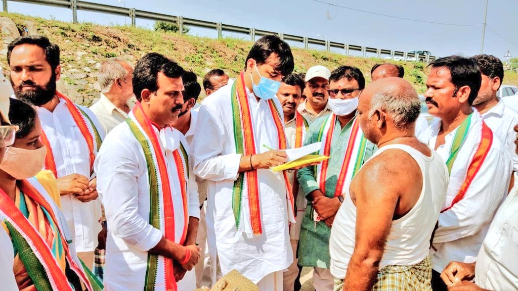 VamsiChandReddy's tweet photo. #Farmers of #Buthpur #Musapet #Addakul #CcKunta & #Devarakadra mandals of #Mahabubnagar extend their complete support to Shri @RahulGandhi ji in his fight against the anti-farmer policies of @BJP4India govt. Overwhelming responce to the #FarmersSignatureCampaign.
@kcvenugopalmp https://t.co/3fSBrqLgIu