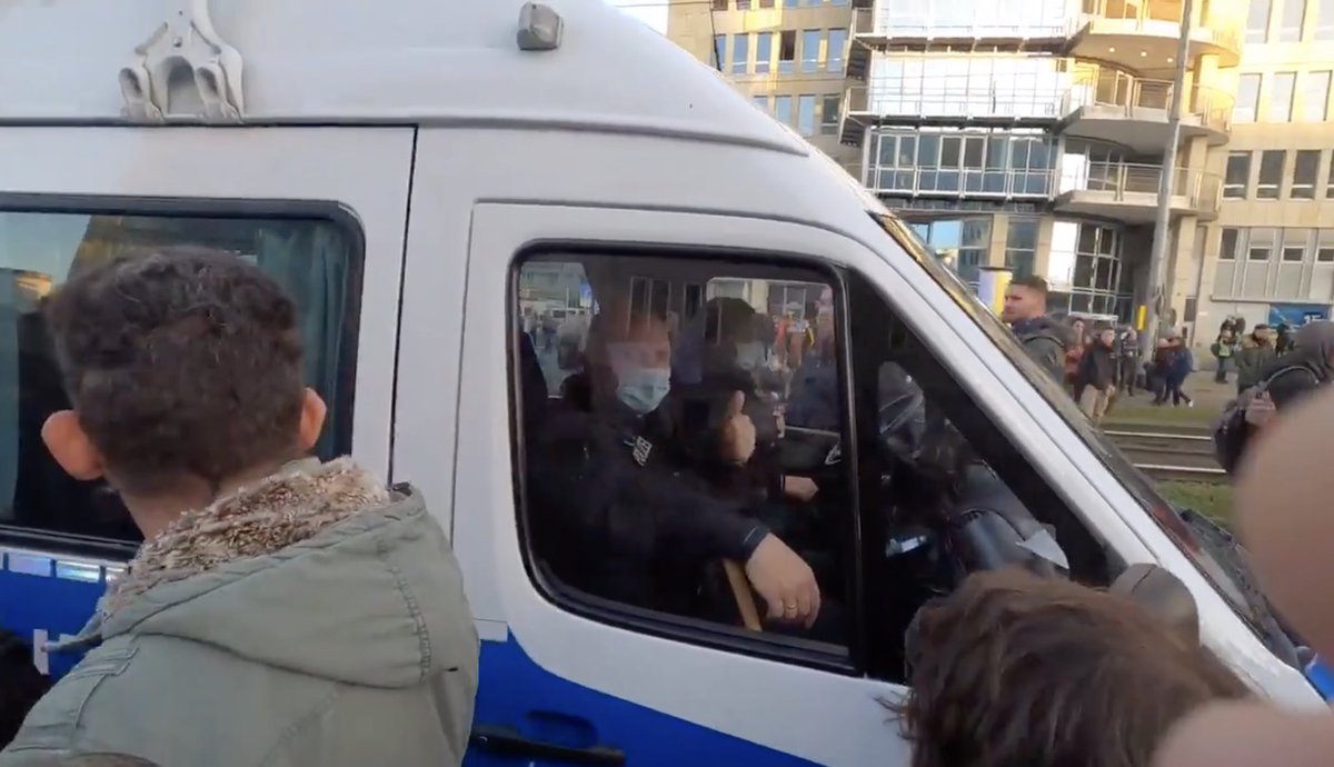 Dr_Huettl's tweet photo. . @PolizeiSachsen 
rechte Demo                     linke Demo https://t.co/qeiNLTw3cb