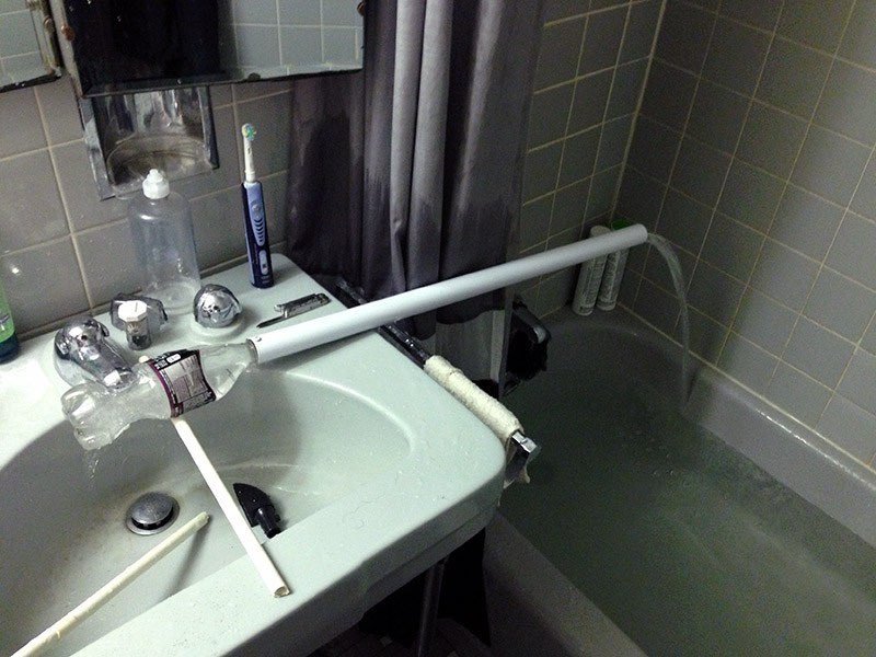 ingenieros_mal's tweet photo. Shower Broken. No Problem https://t.co/JcFkzslG0K