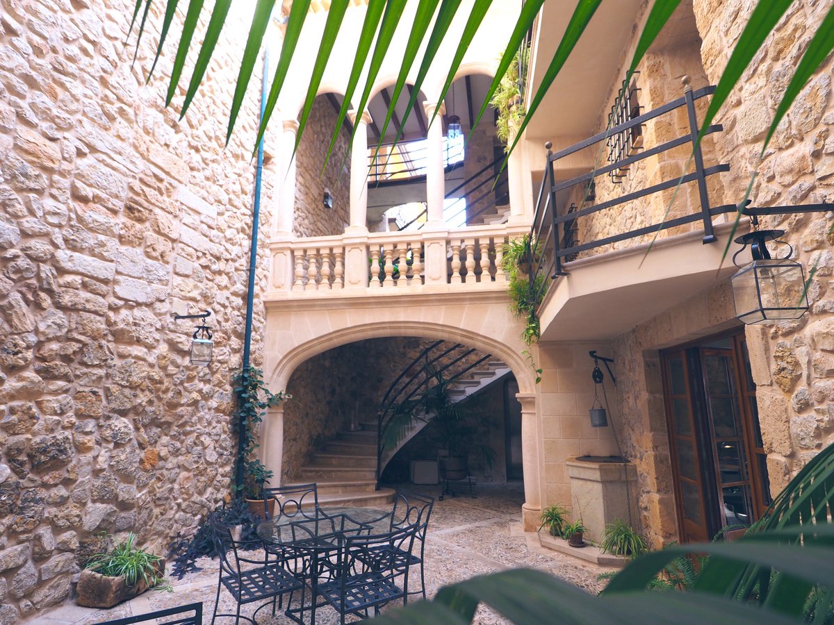 justwotravel's tweet image. Bon dia #lloseta 🌞 ¡En este petit hotel de interior hemos dormido! ¿Puede tener más encanto? ✨

📍Cas Comte Petit Hotel &amp;amp; Spa

#somdemallorca #mallorcainspires #balearestb
