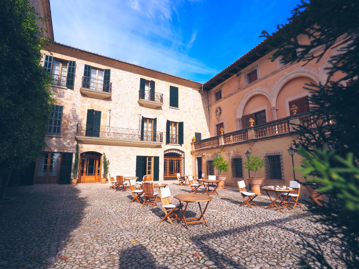 justwotravel's tweet image. Bon dia #lloseta 🌞 ¡En este petit hotel de interior hemos dormido! ¿Puede tener más encanto? ✨

📍Cas Comte Petit Hotel &amp;amp; Spa

#somdemallorca #mallorcainspires #balearestb