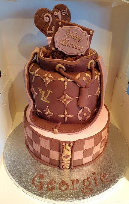 GregCurtin's tweet photo. I'm changing my name to Georgie and I want to be 21 again!
Stunning work from my friend, @E16Kat for her granddaughter's 21st birthday. #TooCoolToCut #Cake #chocolate #BirthdayGirl #Yummy #Bakers https://t.co/CycJZVRrve