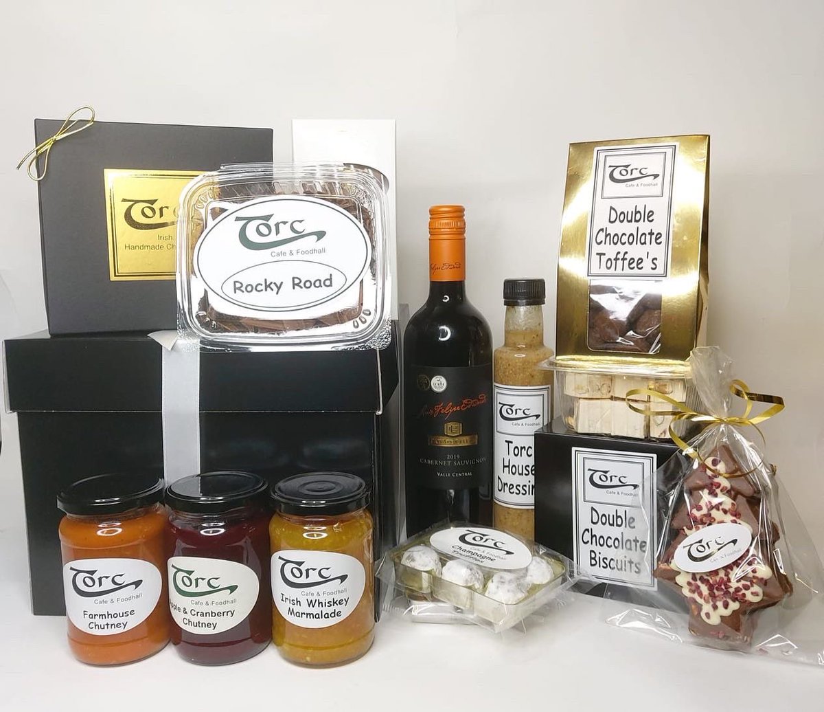 CafeTorc's tweet photo. 🎁 Christmas Gift Ideas 🎁 Our Torc Favourites Gift Box makes the perfect gift for any Torc follower. All produce is handmade in Co. Longford. This gift box is available in two sizes standard or large 🖤

#ShopLocal #FoodieGifts #ChristmasGiftIdeas #Longford https://t.co/BeVUHhQiCr