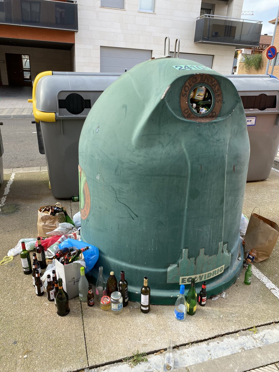 VirgiCle's tweet photo. Así es difícil reciclar, cuando el contenedor de vidrio está a tope y no pasan a vaciarlo... y digo yo, ¿no pueden dar aviso los de residuos orgánicos que pasan todos los días? @AytoTudela https://t.co/dONrozMymp