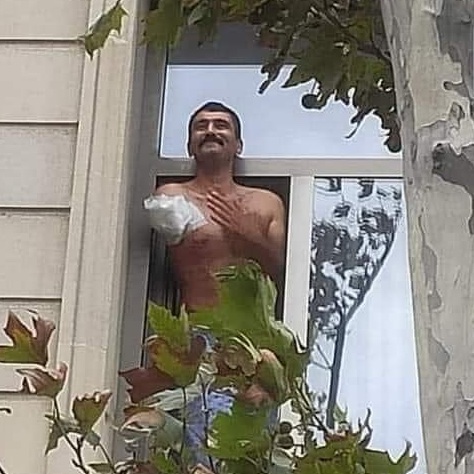 Qazimizin hospitalın pəncərəsindən Şuşa sevinci. Üzündəki qürura, sevincə qurban olaq! #ShushaisAzerbaijan