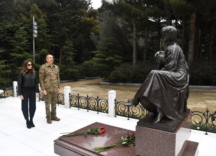 1VicePresident's tweet photo. President Ilham Aliyev and First Lady Mehriban Aliyeva visited Alley of Honors and Alley of Martyrs 

#QarabağAzərbaycandır
#КарабахЭтоАзербайджан
#KarabakhisAzerbaijan https://t.co/qyvfpT7VIf