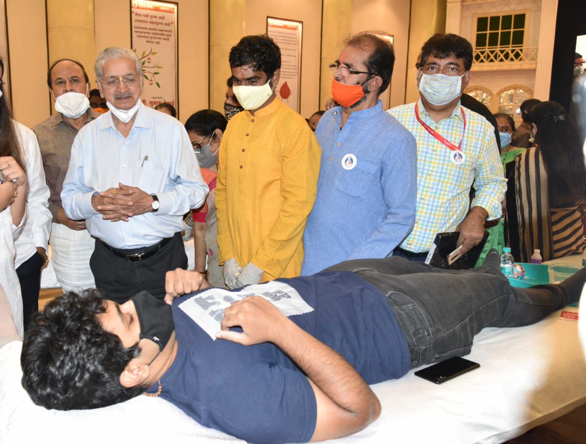 Subhash_Desai's tweet image. शिवसेनाप्रमुख बाळासाहेब ठाकरे यांच्या स्मृतिदिनानिमित्त आज गोरेगाव (प.) येथे रक्तदान शिबिराचे आयोजन करण्यात आले. त्यामध्ये ५०३ जणांनी रक्तदान केले. #COVID19 प्रतिबंधासाठीचे सर्व नियम पाळून यावेळी रक्तदान केले.