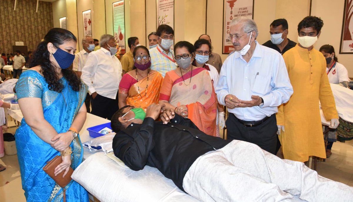 Subhash_Desai's tweet image. शिवसेनाप्रमुख बाळासाहेब ठाकरे यांच्या स्मृतिदिनानिमित्त आज गोरेगाव (प.) येथे रक्तदान शिबिराचे आयोजन करण्यात आले. त्यामध्ये ५०३ जणांनी रक्तदान केले. #COVID19 प्रतिबंधासाठीचे सर्व नियम पाळून यावेळी रक्तदान केले.