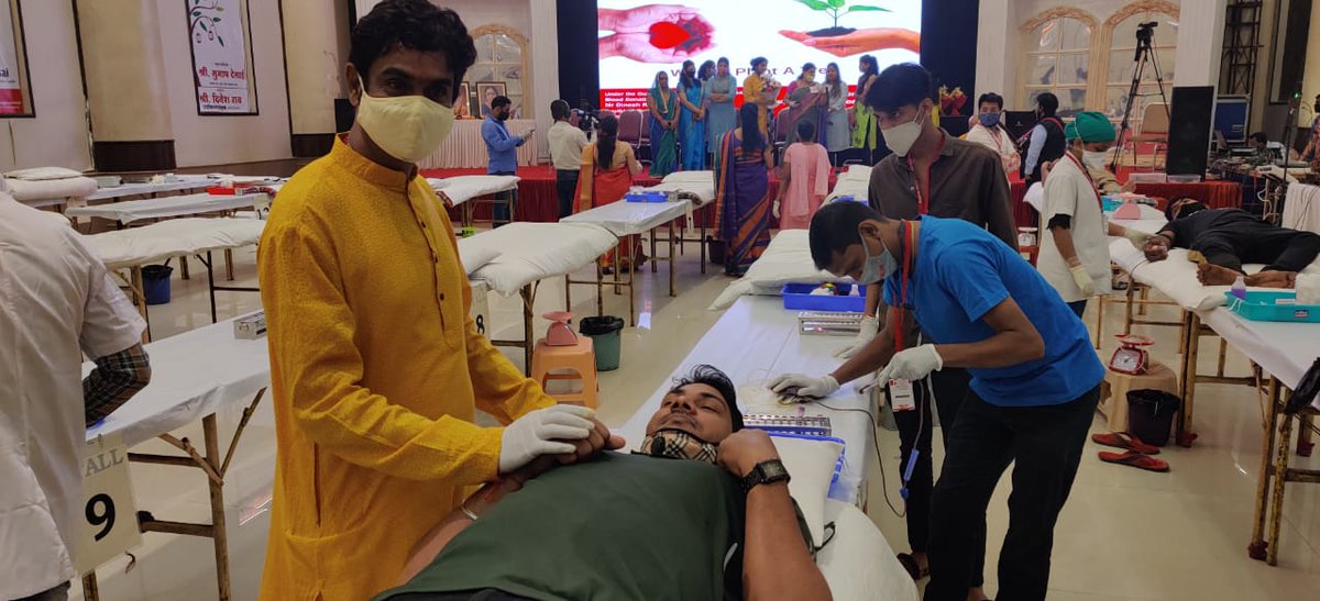 Subhash_Desai's tweet image. शिवसेनाप्रमुख बाळासाहेब ठाकरे यांच्या स्मृतिदिनानिमित्त आज गोरेगाव (प.) येथे रक्तदान शिबिराचे आयोजन करण्यात आले. त्यामध्ये ५०३ जणांनी रक्तदान केले. #COVID19 प्रतिबंधासाठीचे सर्व नियम पाळून यावेळी रक्तदान केले.