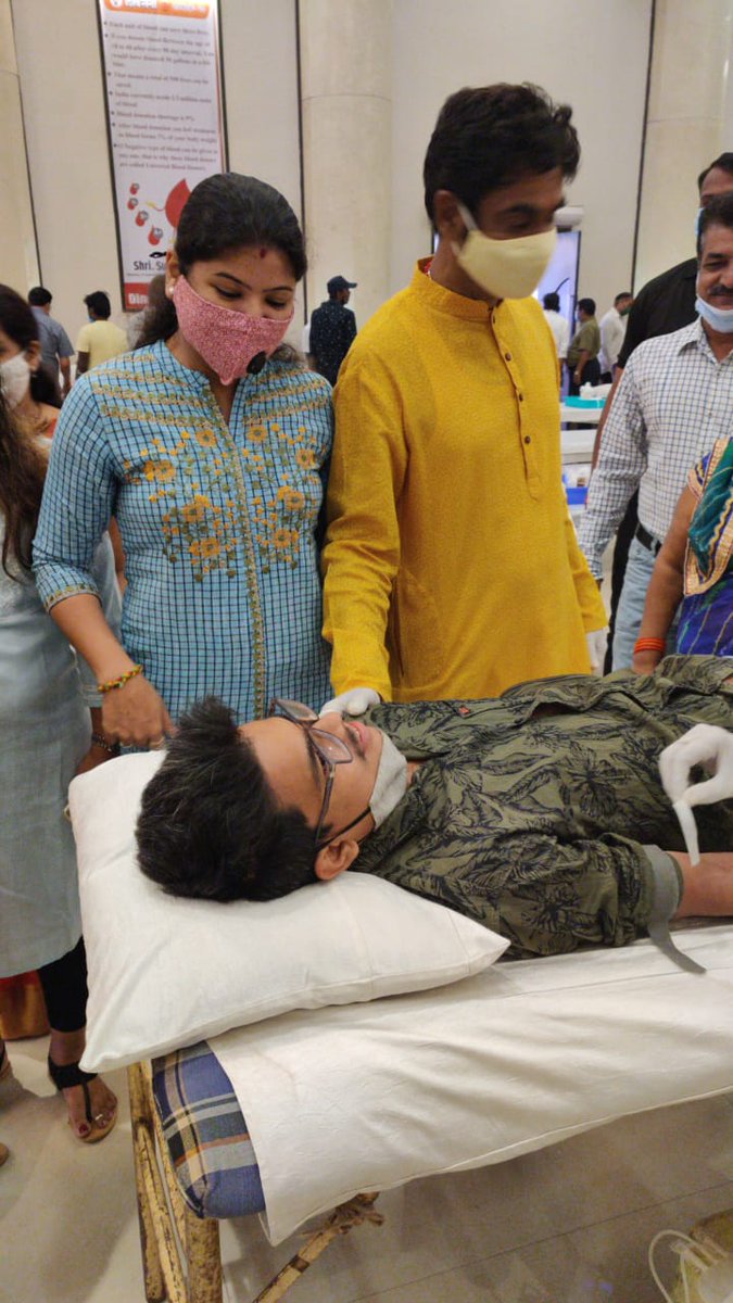 Subhash_Desai's tweet image. शिवसेनाप्रमुख बाळासाहेब ठाकरे यांच्या स्मृतिदिनानिमित्त आज गोरेगाव (प.) येथे रक्तदान शिबिराचे आयोजन करण्यात आले. त्यामध्ये ५०३ जणांनी रक्तदान केले. #COVID19 प्रतिबंधासाठीचे सर्व नियम पाळून यावेळी रक्तदान केले.