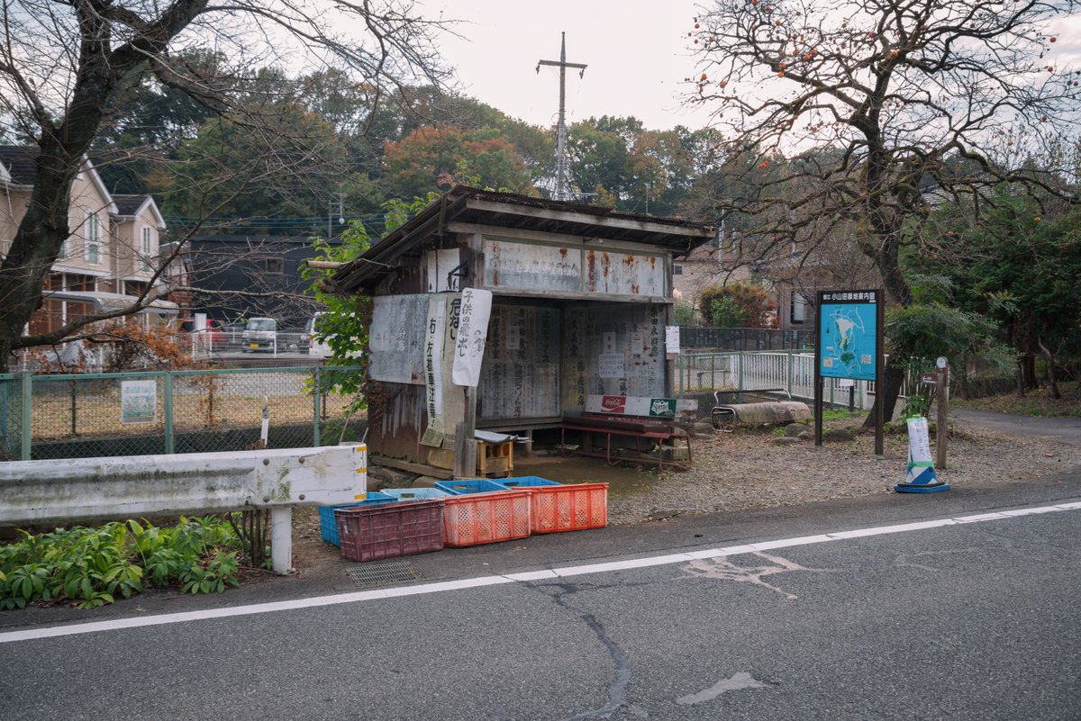 もったいない なんとか残せないか 町田市の山間の道に佇む古ぼけたバス停 大泉寺 の小屋が河川改修に伴って解体されてしまった Togetter