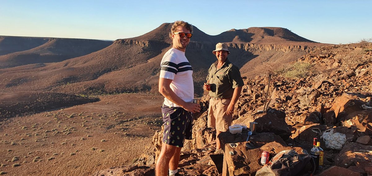 Bericht van onze reizigers die nu door Namibie reizen: we slapen op platforms onder de fonkelende sterrenhemel, terwijl we vallende sterren tellen vanuit ons bed. Het voelt zo exclusief om dit samen met mijn lief alleen te delen, ver weg van Corona en de presidentsverkiezingen."