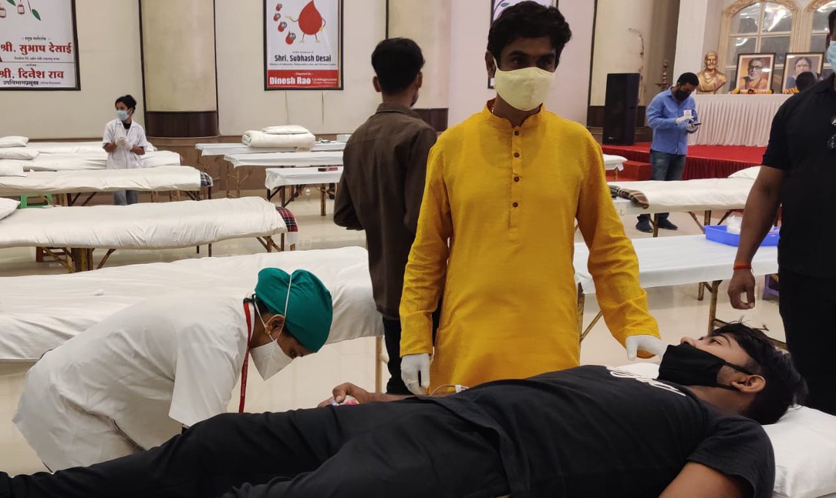 Subhash_Desai's tweet image. आपली आरोग्यव्यवस्था कोरोनाशी लढा देत असताना सामाजिक जाण ठेवत रक्तदात्यांनी दाखवलेले औदार्य आरोग्य यंत्रणेचा उत्साह वाढवणारे आहे. विशेष बाब म्हणजे या शिबिरात तरुण रक्तदात्यांची संख्याही लक्षणीय होती. श्री. दिनेश राव आणि शिवसेना पदाधिकारी यांनी या शिबिराचे आयोजन केले होते.