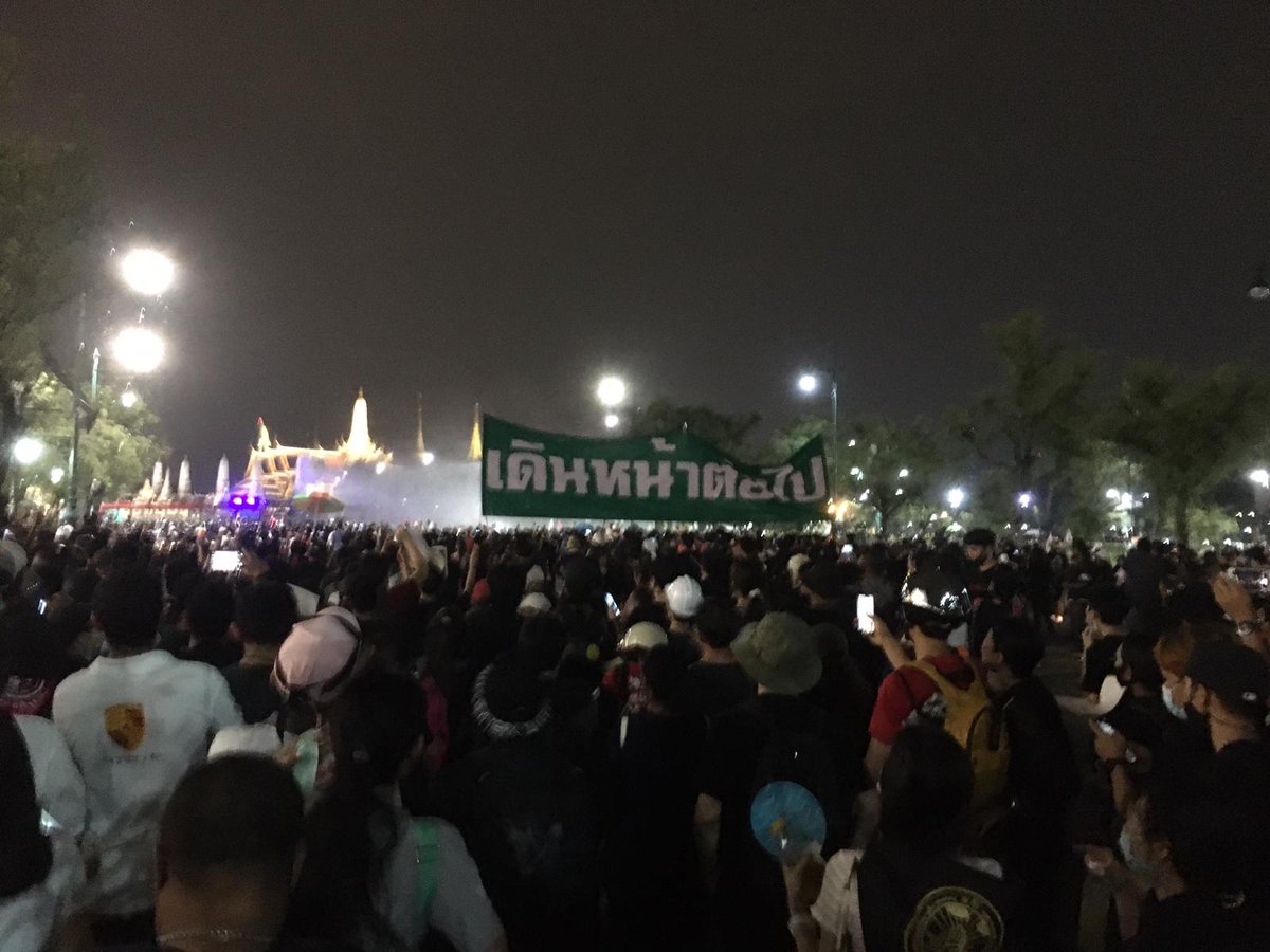 TLHR2014's tweet photo. 18.28 น. เริ่มมีการฉีดน้ำมาจากรถฉีดน้ำแรงดันสูงข้ามแนวรถเมล์โดยไม่มีการประกาศเตือนล่วงหน้า ผู้ชุมนุมตะโกนไม่พอใจ มีการแจกเสื้อกันฝนกัน ผู้ปราศรัยตะโกนจนท.ไม่มีสิทธิทำลายราษฎร 

#ราษฎรสาส์น #ม็อบ8พฤศจิกา https://t.co/mEFbeJ0LUU