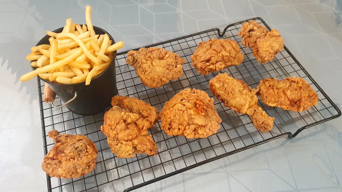 therecipediary's tweet photo. CRISPY FRIED CHICKEN RECIPE | THE RECIPE DIARY https://t.co/iNkt8Gx7LZ via @YouTube #friedchicken #chicken #kfc #fried #chickenrecipes #tastyfood #yum #yummyrecipes #delicious #crispy #crunchy #foodie #youtuber https://t.co/Mp1XHEnDeV