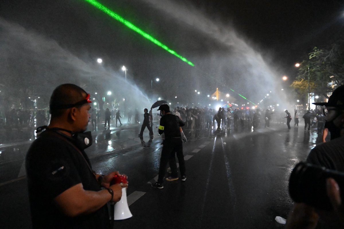 18.42 น. ตำรวจประกาศขอโทษผู้ชุมนุม บอกว่าเมื่อกี้ผิดพลาด มือลั่นฉีดน้ำแรงดันสูงใส่ผู้ชุมนุม #ม็อบ8พฤศจิกา 
#whatishappeninginthailand