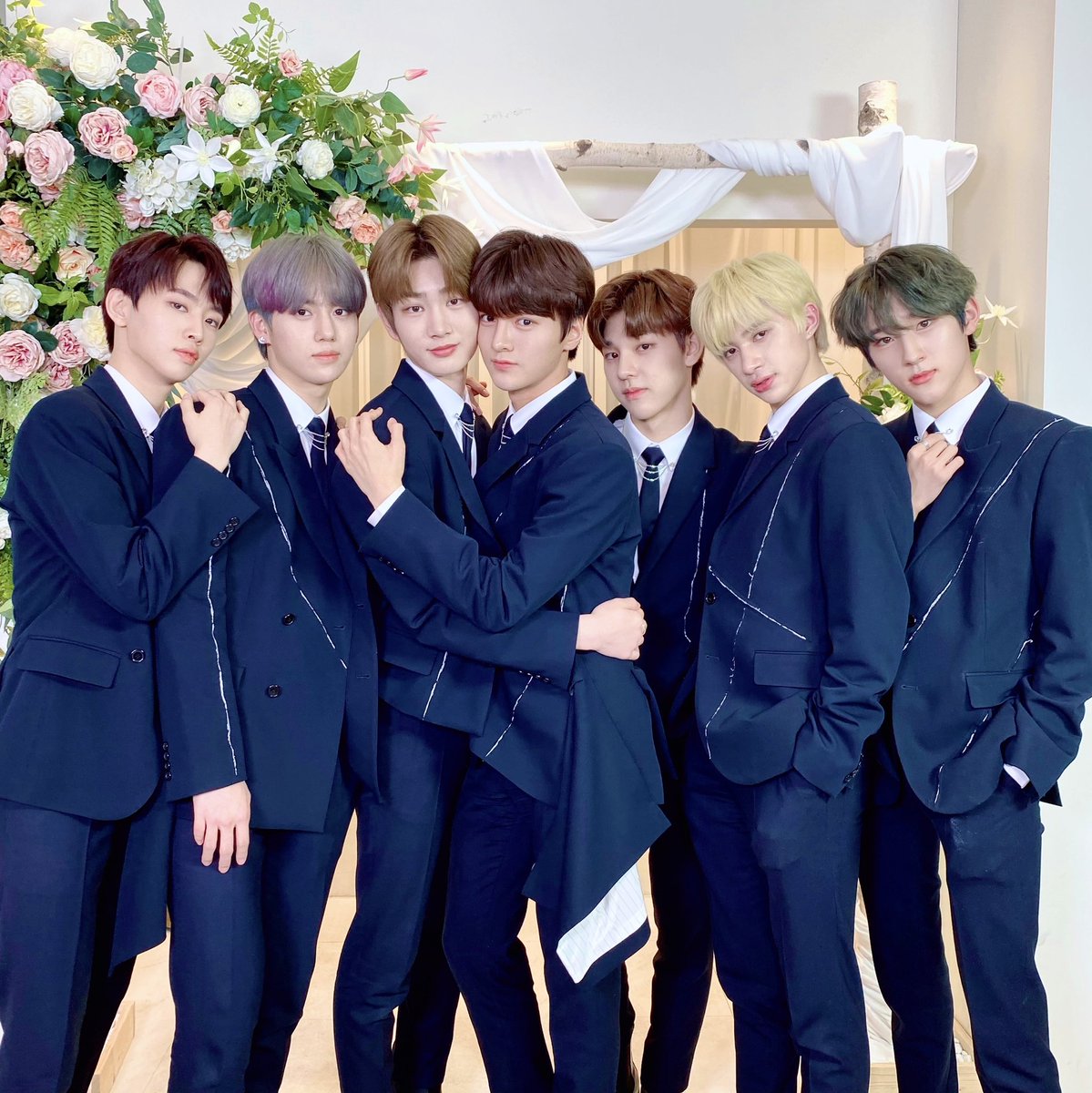 DRIPPIN's tweet photo. [📸] 20.11.08 Video Call Event🖤

오늘도 여전히 설렘 가득했던
♥우리 Good times♥ 
드리핀은 여러분을 밤새도록 생각해
오늘도 내일도 매일이 설레이는 밤이야🤍

#DRIPPIN #드리핀
#Boyager #Nostalgia https://t.co/qGVQAXG7js