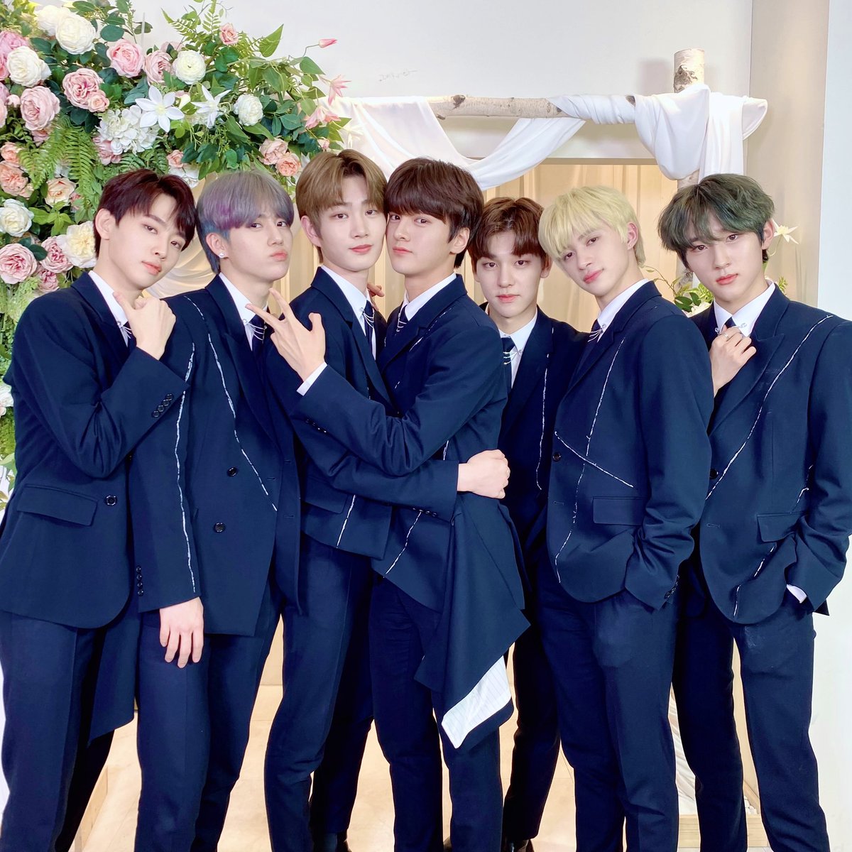 DRIPPIN's tweet photo. [📸] 20.11.08 Video Call Event🖤

오늘도 여전히 설렘 가득했던
♥우리 Good times♥ 
드리핀은 여러분을 밤새도록 생각해
오늘도 내일도 매일이 설레이는 밤이야🤍

#DRIPPIN #드리핀
#Boyager #Nostalgia https://t.co/qGVQAXG7js