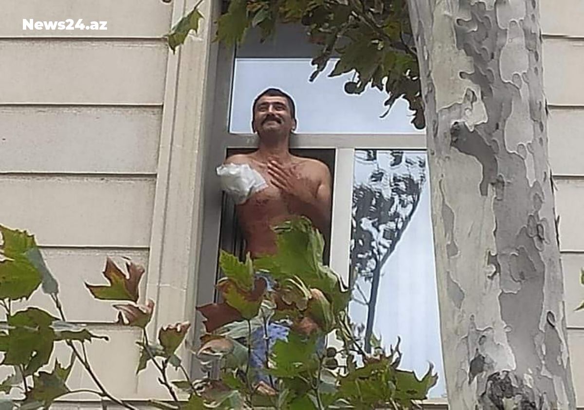 Döyüşlərdə qolunu itirən hərbçi #Bakı'dakı xəstəxana pəncərəsindən #Şuşa'nın azad edilmə xəbərinə sevinir.❤🇦🇿
