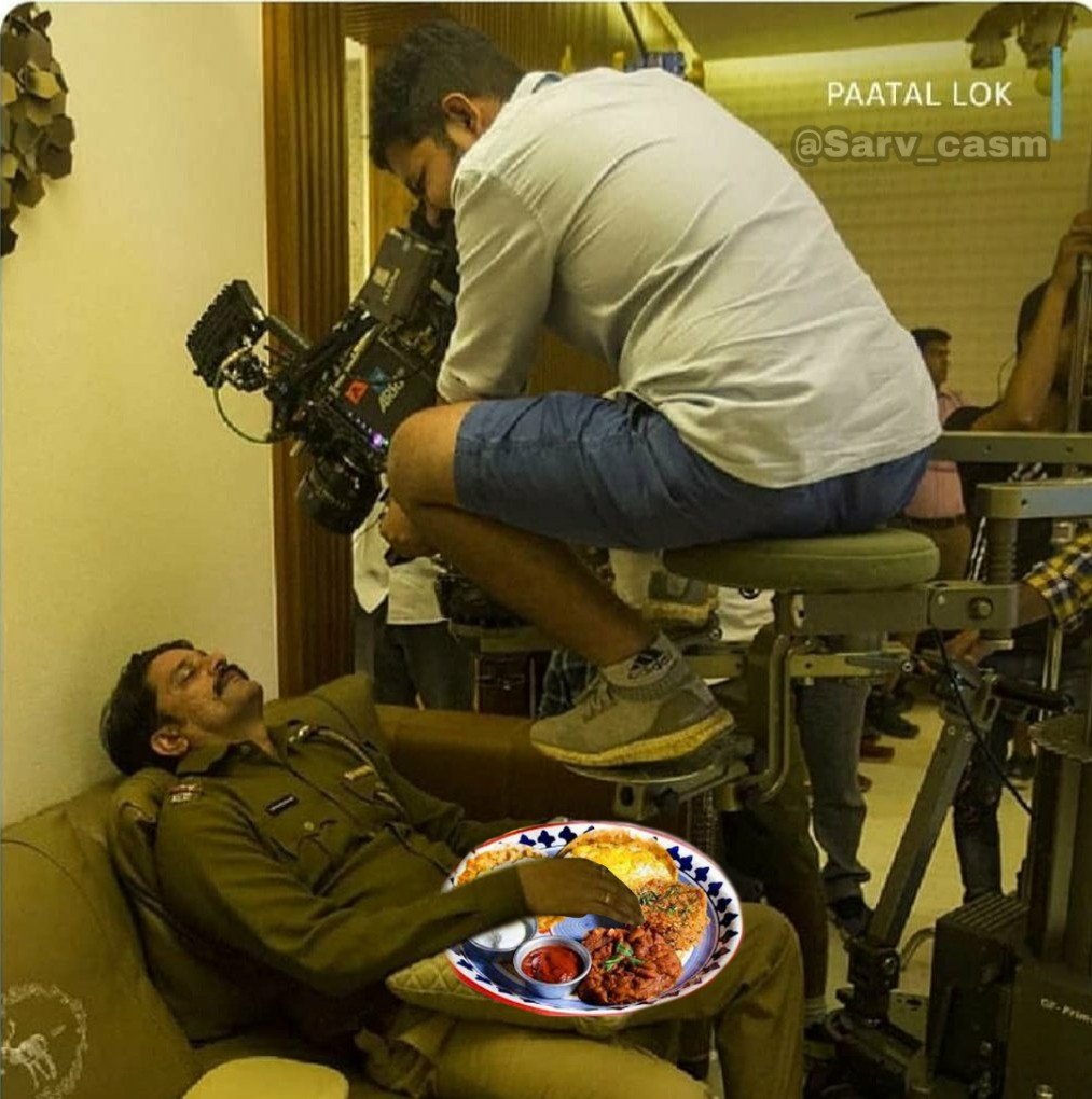 Sarvcasm_'s tweet photo. Eating peacefully in Marriage Reception

Meanwhile Cameraman :
😶 https://t.co/x3Lufm7MwC