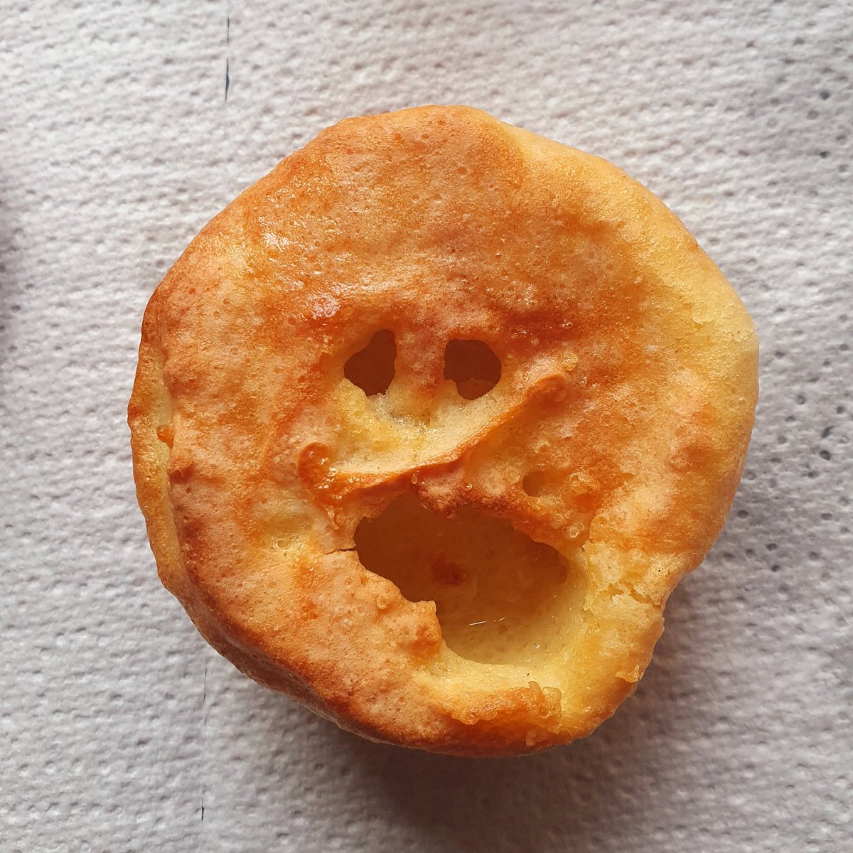 MissEmily_B's tweet photo. Arghhhhh. The Yorkshires have gone a bit wrong and they know it 😂
#DinnerDisaster https://t.co/GbHEhfwrjo