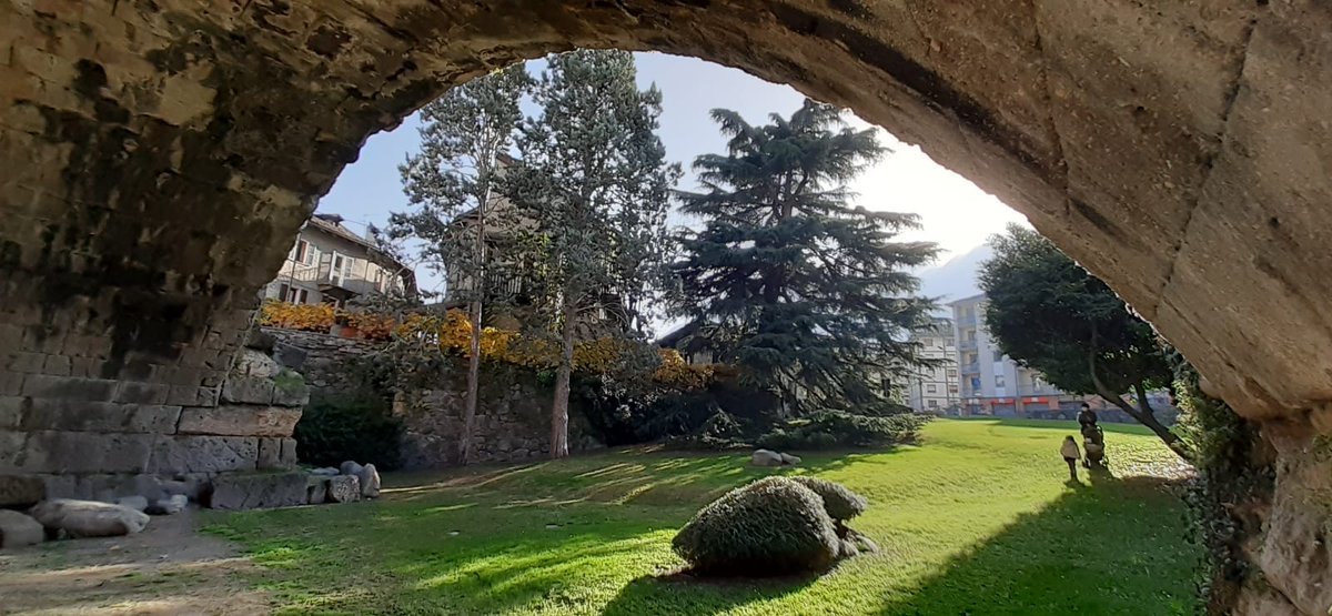 CultureVdA's tweet photo. #8novembre Metti una tranquilla #domenica mattina #aspasso per #Aosta romana in #autunno...
Al #ponte romano: un angolo senza tempo!
@ComunediAosta #laCulturaènellAria... @Valle_dAosta https://t.co/kiacBoFdxd