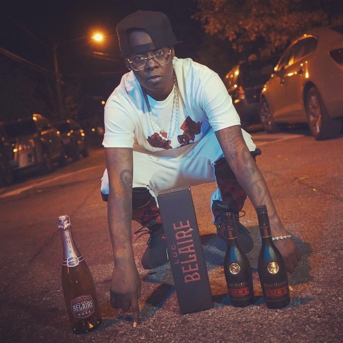 Tyeleez's tweet photo. #ceolifestyle @tyeda_ceo616 @RoseBelaire #guccibottles #grinsitup #artistaandbrand #photosession📸 https://t.co/LXJiUVG5Z5