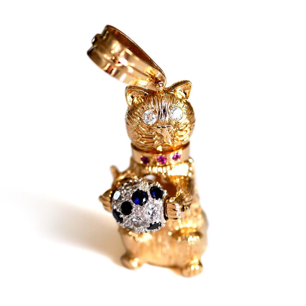 TheJewelleryCut's tweet photo. 😻 TJC SHOP: Baroque Rocks vintage gold and faux gem articulated cat pendant. This vintage 9ct gold articulated cat pendant, sourced by Baroque Rocks, was made in the early Naughties.
🛍 Shop now https://t.co/IZWlLgmy8W
#TJCshop #baroquerocks #vintagejewellery #catpendant https://t.co/LDt0DUVBlF