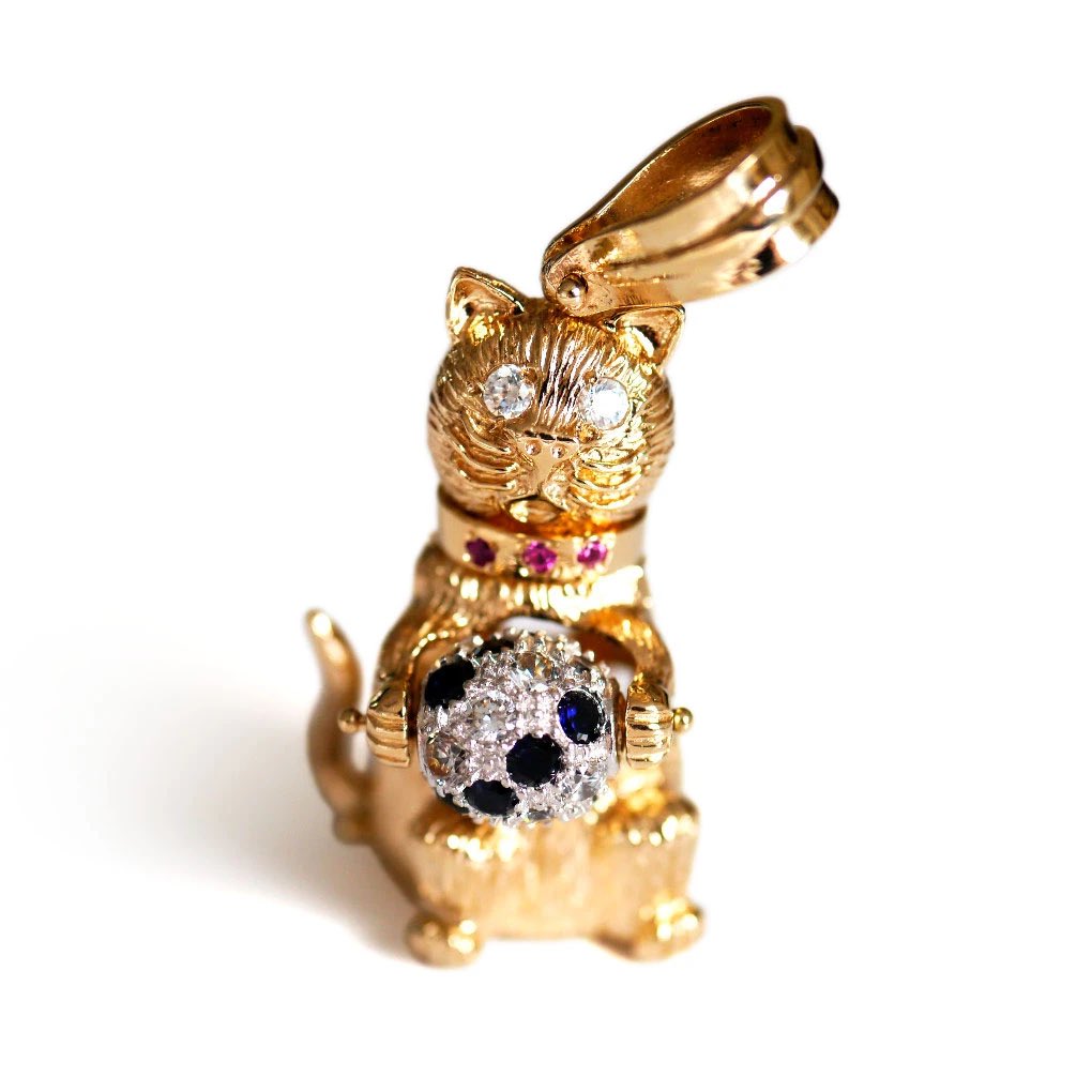 TheJewelleryCut's tweet photo. 😻 TJC SHOP: Baroque Rocks vintage gold and faux gem articulated cat pendant. This vintage 9ct gold articulated cat pendant, sourced by Baroque Rocks, was made in the early Naughties.
🛍 Shop now https://t.co/IZWlLgmy8W
#TJCshop #baroquerocks #vintagejewellery #catpendant https://t.co/LDt0DUVBlF