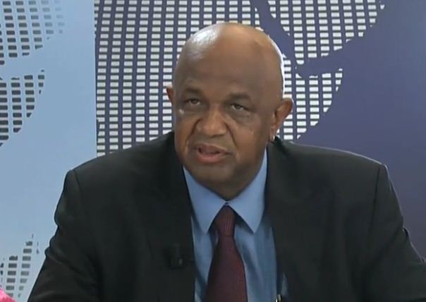AbeSyllaNGR's tweet photo. Le candidat du parti Nouvelle Génération pour la République (NGR) à la présidentielle du 18 octobre s’est vu empêcher de voyager pour les États-Unis jeudi 05 novembre à l’aéroport de Conakry par la police de l’air. https://t.co/cq0gSErUhL https://t.co/7qae29aWjl
