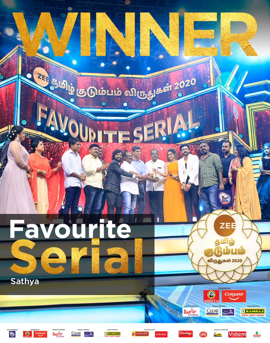 ZeeTamil's tweet photo. மேடை முழுக்க சிரிப்பும் சந்தோஷமும்! நமது சத்யா குடும்பம் இந்த வருடத்தின் Favourite Serial என்ற விருதை வென்றுள்ளனர். Amul baby மற்றும் Rowdy baby-க்கு ஒரு Like போடுங்க!
#ZeeTamilKudumbaVirudhugal2020 #FavouriteSerial #KudumbangalinKondattam #ZeeTamil https://t.co/ih5zRF31Zd