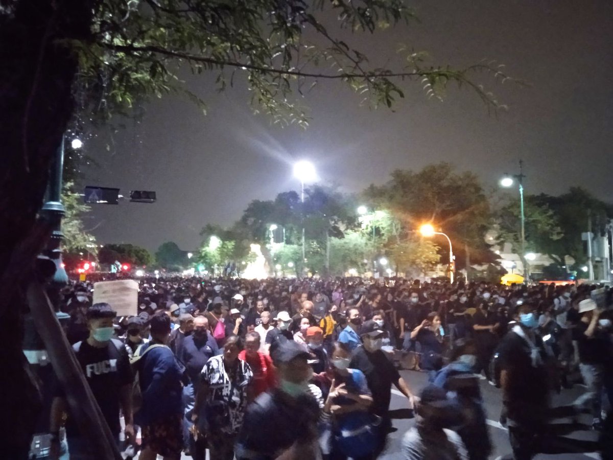 iLawFX's tweet photo. 18.50 สถานการณ์ 20 นาทีหลังฉีดน้ำ

1. แนวประชิดรถเมล์ มีนักข่าว+การ์ดจำนวนมาก คนยังอยู่ในอารมณ์โกรธตำรวจเรียกร้องให้มีการเจรจา พร้อมขอโทษ

2. ถัดมาราว 50 เมตร แนวการ์ดกั้นผู้ชุมนุมส่วนใหญ่ให้อยู่หน้าศาลฎีกาและนั่งลง

3. รถพยาบาลมาสแตนบาย รถน้ำถอยไปแล้ว 

#ม็อบ9พฤศจิกา https://t.co/IadknQAtuz