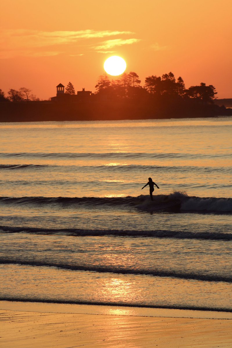maria_manning4's tweet photo. Surfs up at sunrise on #HigginsBeach #Scarborough @WMTWTV #mewx #sunrise #sunday #exploremainecoast https://t.co/48Pun9HzbL