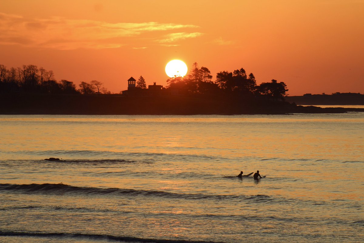 maria_manning4's tweet photo. Surfs up at sunrise on #HigginsBeach #Scarborough @WMTWTV #mewx #sunrise #sunday #exploremainecoast https://t.co/48Pun9HzbL