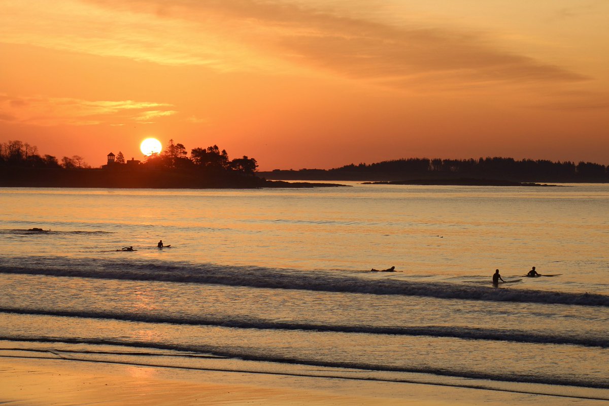 maria_manning4's tweet photo. Surfs up at sunrise on #HigginsBeach #Scarborough @WMTWTV #mewx #sunrise #sunday #exploremainecoast https://t.co/48Pun9HzbL