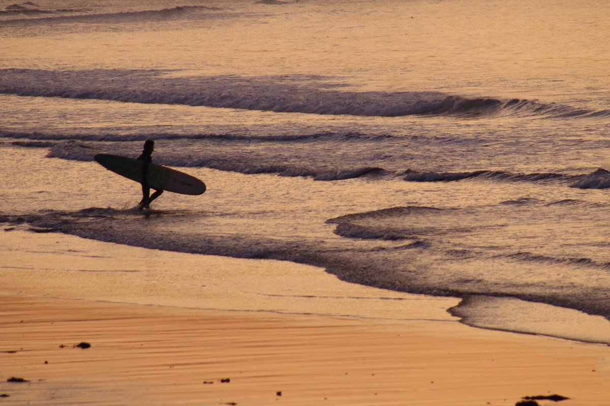 maria_manning4's tweet photo. Surfs up at sunrise on #HigginsBeach #Scarborough @WMTWTV #mewx #sunrise #sunday #exploremainecoast https://t.co/48Pun9HzbL