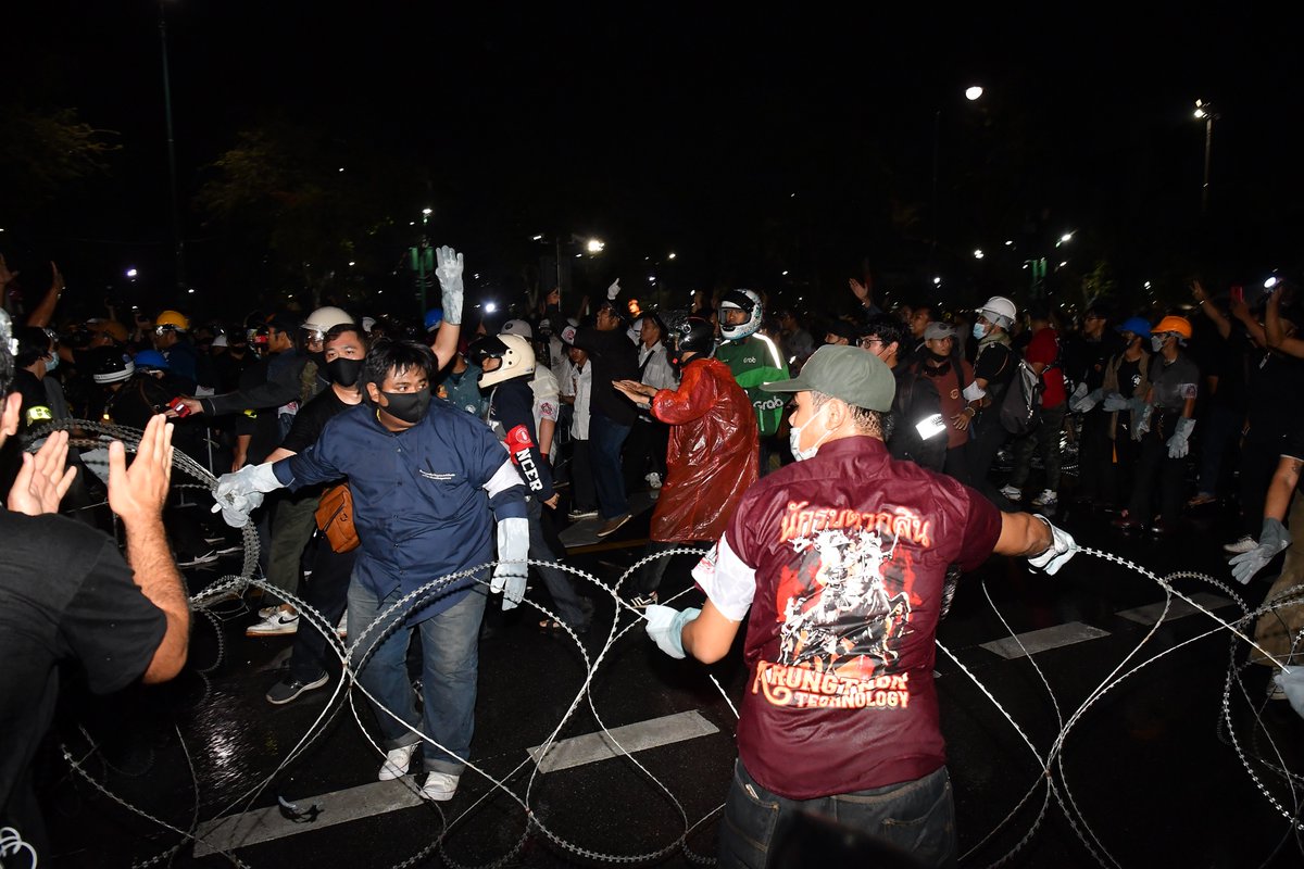 How to NOT calm a protest: demonstrators left furious by the use of water cannon are now dismantling razor wires at Sanam Luang and confronting the security officers.  #ม็อบ8พฤศจิกา  #Thailand  #KE  #ราษฎรสาส์น