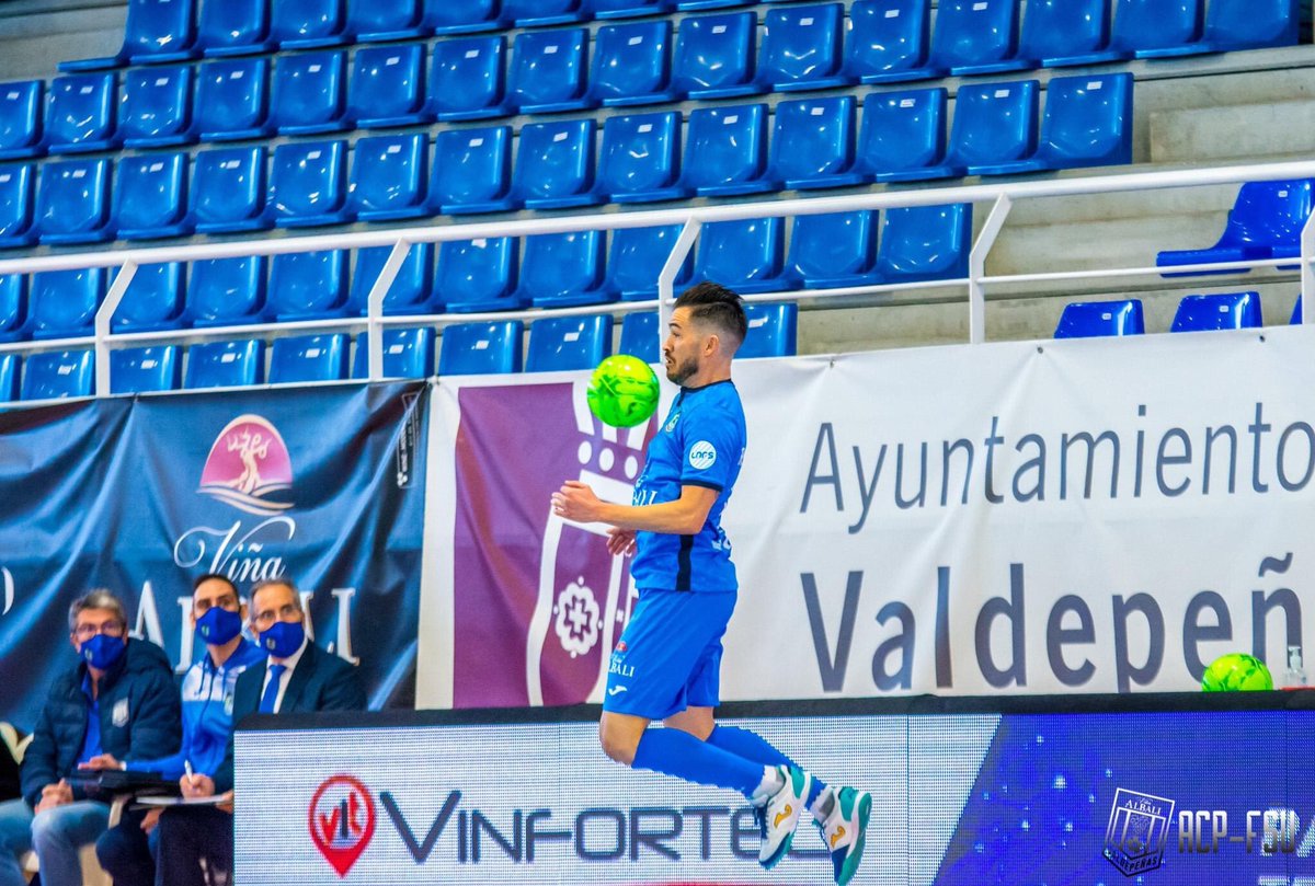 rafaelratofutsa's tweet photo. Vuelta a los entrenamientos!
Empezamos a preparar el partido del miércoles.
#vamoqvamo #seguimos #estonopara #Deusébomotempotodo #nadaéporacaso #trabajoduro #R14R #RafaelRato #jomasport #futsal #jirafas #leones #vinagre #joma #topflex #unbuthu #valdepeñas
📸: @aurecape https://t.co/ux0z7DiZJR