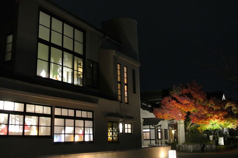 event_checker's tweet photo. 11/22(日)-23(月祝)東京・小金井市の江戸東京たてもの園で「紅葉とたてもののライトアップ」開催。色づく紅葉が夜に浮かびあがり、家屋の窓あかりが優しく園内を照らす"和"のイルミネーションイベント→https://t.co/gnmXX3QkCG https://t.co/vEw0LhrcBs