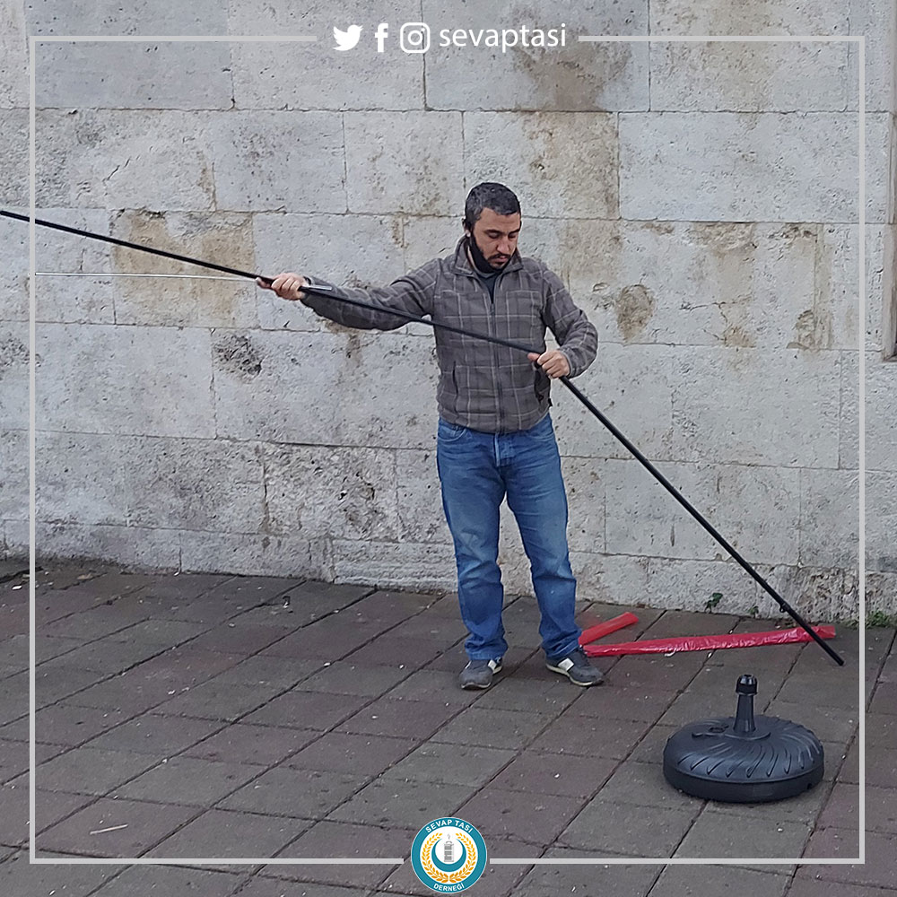 sevaptasi's tweet photo. Artık kurumsal logomuz ve flamamız aş dağıtım mevkimizde yerini aldı.

#sevaptası #sokaktayemek https://t.co/z6a0b7RQRW