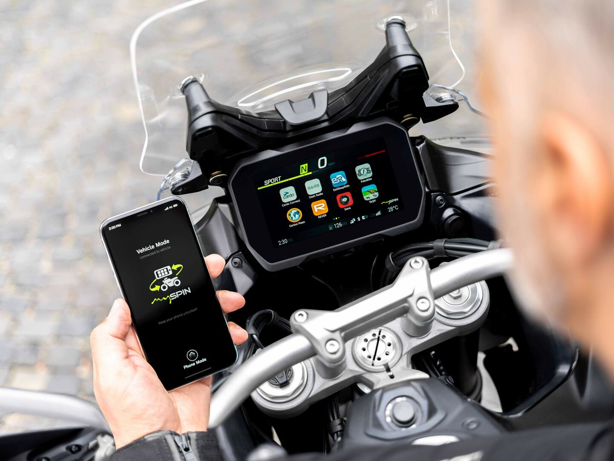 🏍️ The world’s first fully integrated split screen for motorcycles: Thanks to our new integrated #connectivity cluster, #motorcycle riders can now benefit from a freely programmable split screen that displays #vehicle information and #smartphone content. bit.ly/integratedspli…
